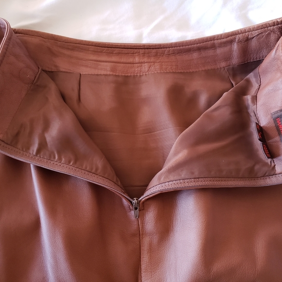 Danier leather skirt - Picture 3 of 7